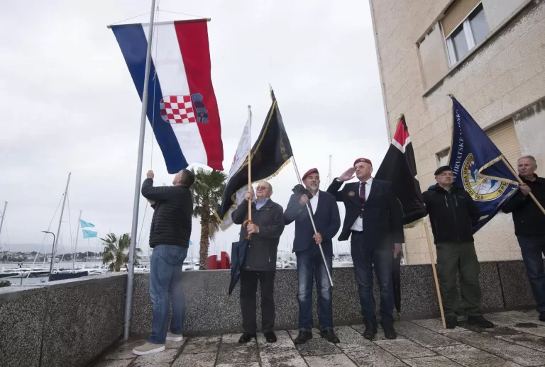 VIDEO Ivica Balić, dragovoljac Domovinskog rata točno u 12 sati podignuo hrvatsku zastavu na zgradu Banovine, kao i povijesne 1991. godine na velikom prosvjedu protiv neprijateljske JNA!!