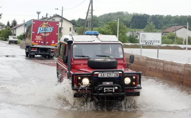 KARLOVAC: U Logorištu voda potopila dvorišta kuća, rijeke i dalje rastu – vatrogasci građanima pomažu u borbi s vodenom stihijom