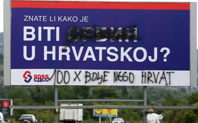 Plakat na ulazu u Šibenik: Biti Srbin u Hrvatskoj je ‘100 puta bolje nego Hrvat’… “Pupovac ljutito spominje kolone traktora kojima će ići i u Brisel”