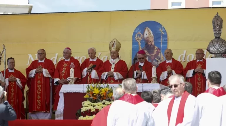 VIDEO -FOTO Blagdan Svetog Duje: Splitska Riva pljeskom pozdravila oštru propovijed biskupa Križića…Ima previše vjernika koji će reći da vjeruju, ali će u svakoj delikatnoj situaciji zatajiti svoju vjeru…