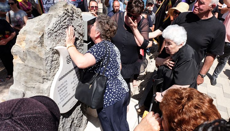 FOTO: Nismo kupili domovinu, ali smo je skupo platili! Obitelji poginulih na  plaži smrti- Soline otkrile spomen obilježje  povodom 26. obljetnice pogibije 5 mladih osoba od srpskih granata!