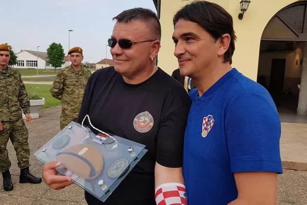 FOTO: Vatreni uoči utakmice s hrvatskim vojnicima u Varaždinu…zapovjednik HKoV-a, general Jurković uručio je izborniku Daliću žutu beretku, simbol Puma iz Domovinskog rata