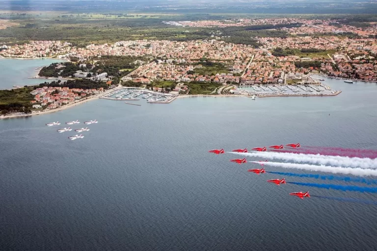 FOTO: Pozdravni prelet “Krila Oluje” i “Red Arowsa” iznad Zadra…