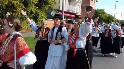 VIDEO: SVEČANA POVORKA BOGATE HRVATSKE BAŠTINSKE TRADICIJE Otvoreni Đakovački vezovi…