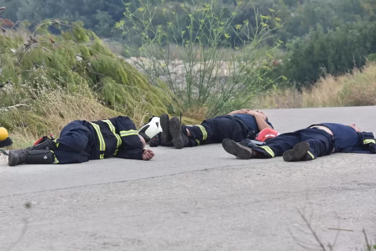 Fotografije premorenih vatrogasaca ganule Hrvatsku: Na najvećem ovogodišnjem požaru kraj šibenske Dubrave borili se cijelu noć, četvorica ozlijeđena