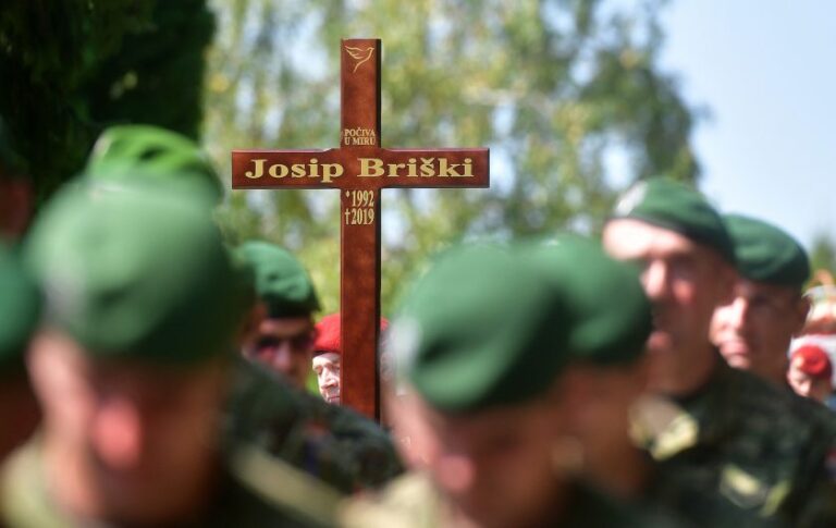 FOTO Pokopan je poginuli hrvatski vojnik Josip Briški… Ispratili su ga obitelj, kolege i vojni vrh