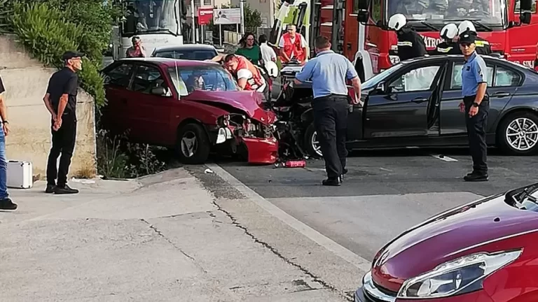 Nesreća pokraj Sinja: U sudaru dva osobna automobila ozlijeđeno dvoje ljudi…