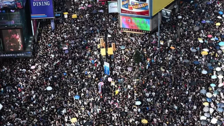 VIDEO Masovni prosvjedi u Hong Kongu: traži se istraga policijskog nasilja…Pogledajte brutalnost tih policajaca prema mladima u Kini…