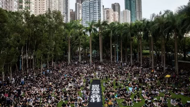 Tisuće prosvjeduju u Hong Kongu, unatoč policijskoj zabrani