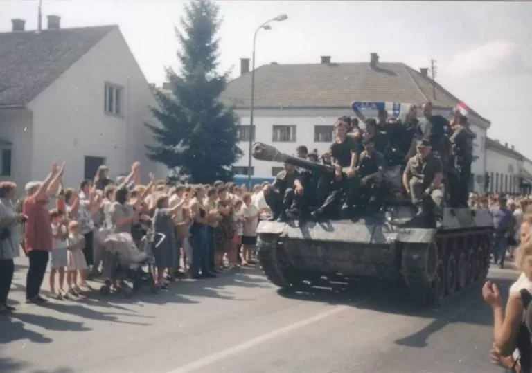 VIDEO -FOTO Na današnji dan 1995. godine Kutina je proslavila svoje heroje! Nekoliko tisuća ljudi dočekalo je pobjednike…