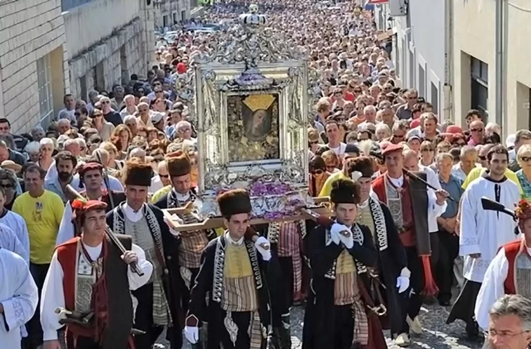 Sinj slavi blagdan svoje nebeske zaštitnice – Velike Gospe-Čudotvorne Gospe Sinjske…