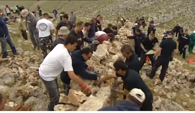 (FOTO-VIDEO) 30. kolovoza 2007. Kornati – ČUVARI TIŠINE! Hrvatskim zajedništvom kao 1991 godine- podignuti su veliki kameni križevi kao čuvari spomena na mlade i hrabre vatrogasce…