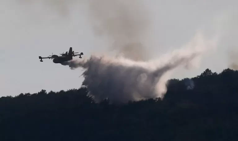 VELIKI POŽAR U OKOLICI KNINA, NA TEREN POSLANO ČAK SEDAM KANADERA -Gore obronci zaštićenog područja južnog Velebita