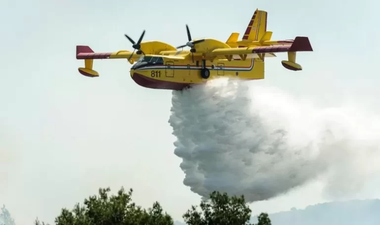 ČETRDESETAK VATROGASCA I DVA KANADERA GASE POŽAR NA HVARU I PELJEŠCU