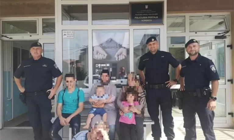 Policija sa spašenim migrantima/