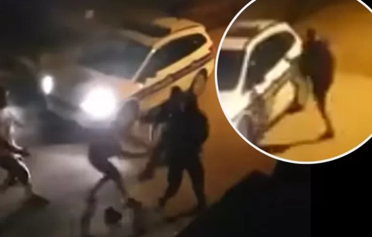 Ekskluzivni video iz Brnaza: razjareni muškarac uz urlike nasrće na dva policajca koji su ga jedva uspjeli svladati, pritisnuti uza zid i poleći na tlo