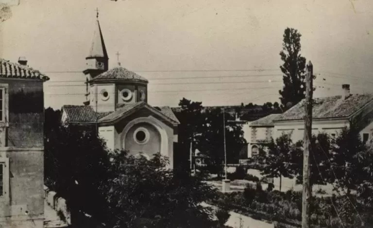 VIDEO: Katoličku crkvu u Benkovcu srušili „oni“ iz Biograda?!…1992. godine lokalni Srbi iz Ravnih kotara miniranjem su srušili katoličku crkvu u Benkovcu i na tom mjestu podigli tržnicu!