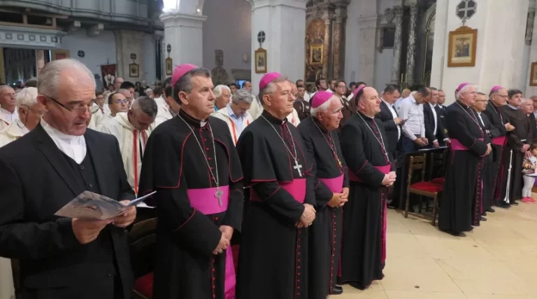 FOTO: Svečano otvorenje proslave svetkovine svetog Stjepana I., pape i mučenika, zaštitnika Hvarske biskupije i grada Hvara