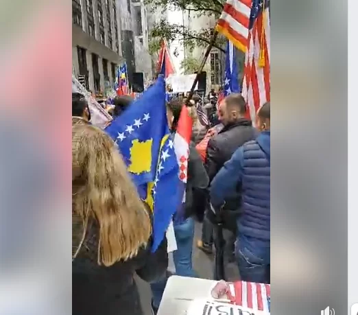 (FOTO-VIDEO) U New Yorku ispred srpskog konzulata prosvjed u znak nepravde i neprocesusiranja srpskih zločina nad silovanim ženama Hrvatske, Kosova i BIH…