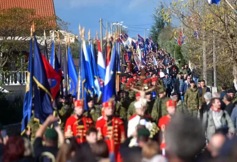 (FOTO-VIDEO) POGLEDAJTE KOLONE SJEĆANJA NA ŽRTVE VELIKOSRPSKE AGRESIJE U VUKOVARU I ŠKABRNJI…