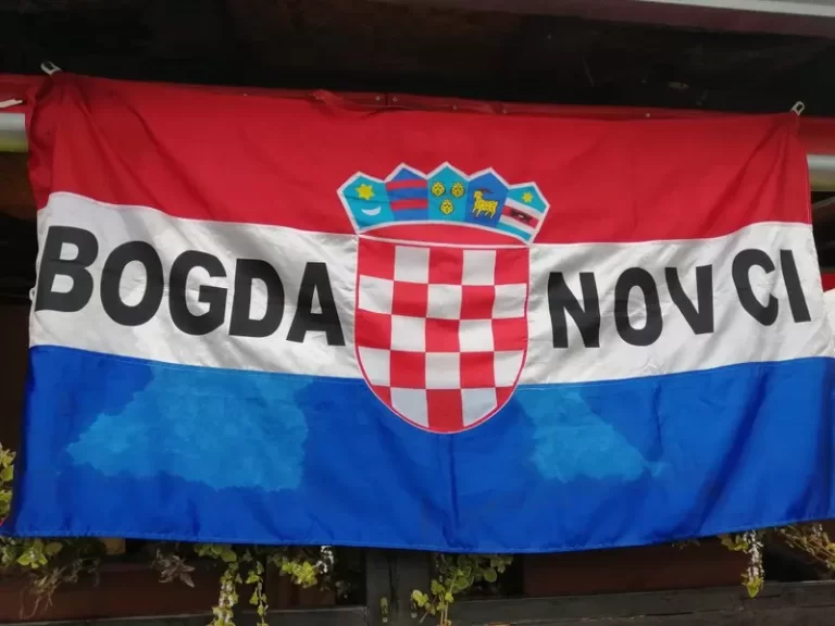 (FOTO-VIDEO) SRPSKI ZLOČIN BEZ KAZNE!…Tijekom tromjesečne obrane Bogdanovaca od višestruko nadmoćnijeg srbijanskog agresora, sela koje je ‘kukuruznim putem’ povezivalo Vukovar sa slobodnim hrvatskim teritorijem, poginulo je 133 branitelja i civila, a za 14 ih se još traga.