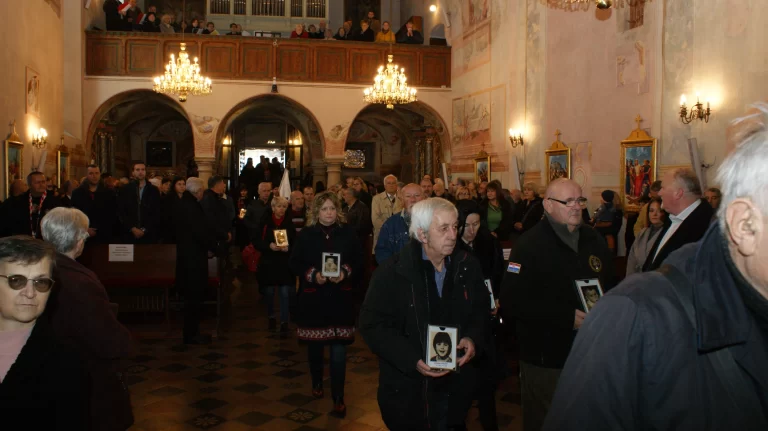 (FOTO) REMETE: PROCESIJA ZA UBIJENE HRVATSKE ANĐELE U DOMOVINSKOM RATU…