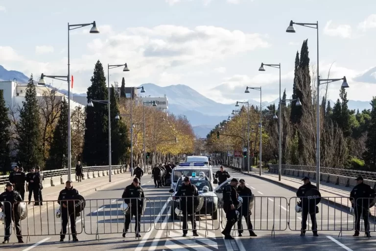 VIDEO Prosrpski zastupnici iz Beograda u Podogoricu došli zrakoplovom Vlade Srbije: Prijete nasiljem i pozivaju “ratne suborce” da budu spremni za “krvoproliće”…