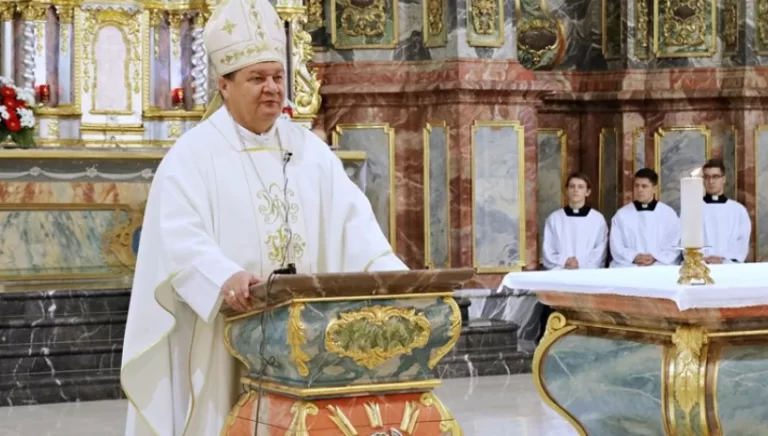 Božićna poruka biskupa Huzjaka…U dijelu današnjeg hrvatskog društva primjećujemo već duže vrijeme otvorena nastojanja da se sve što je vjerničko, osobito katoličko, nekako potisne na marginu ili još dalje…