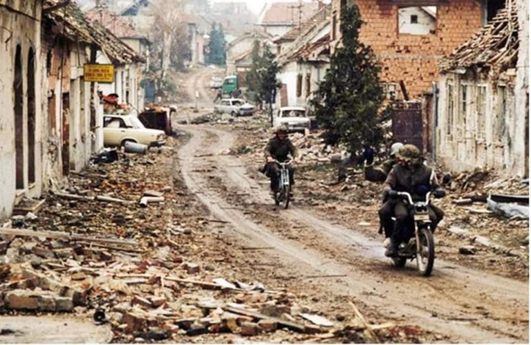 VIDEO Vukovar su potpuno razorili i razorali, a mi smo tražili topničke dnevnike kojima bi se dokazalo “prekomjerno” granatiranje Knina…u tri mjeseca na Vukovar je bačeno 6 milijuna granata