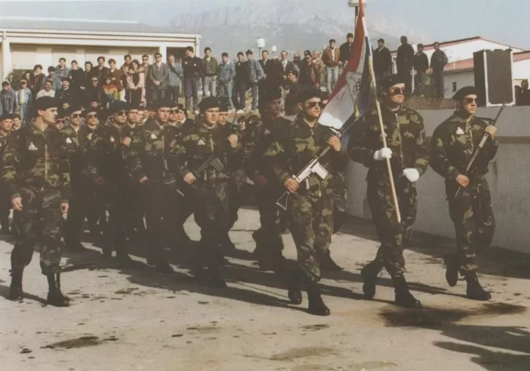 Na današnji dan 1992. godine 2. sinjska bojna “Cro Angels” 4. gardijske brigade “Pauci” dala je svečanu prisegu u splitskoj vojarni Dračevac…