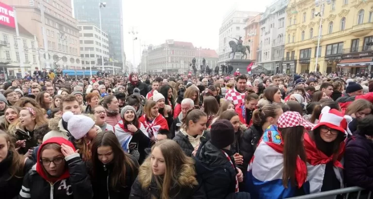 IZNAD SVIH HRVATSKA!…FOTO/VIDEO Tisuće hrvatskih navijača pljeskom dočekalo Kauboje na Trgu bana Jelačića