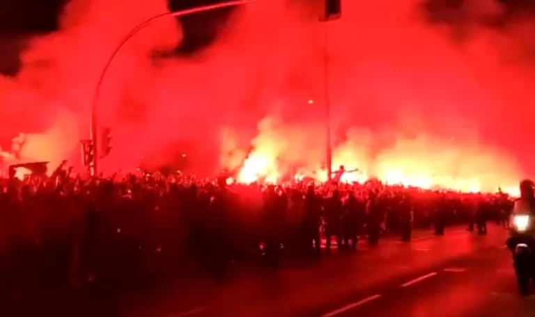 VIDEO: KAKAV DOČEK ZA VRSALJKA I DRUŠTVO Pogledajte spektakularne scene iz Madrida: Navijači Atletica svojim ljubimcima priredili trenutak za pamćenje…