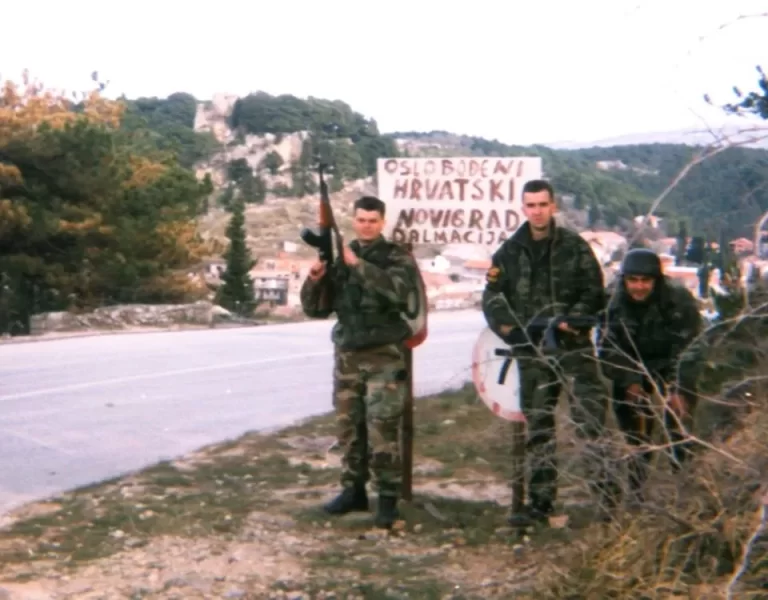 (VIDEO) KRVAVI BOJ HRVATSKIH SNAGA ZA NOVIGRAD…Ante Gotovina pozvao je u Novigrad i pripadnike 2. gardijske brigade…