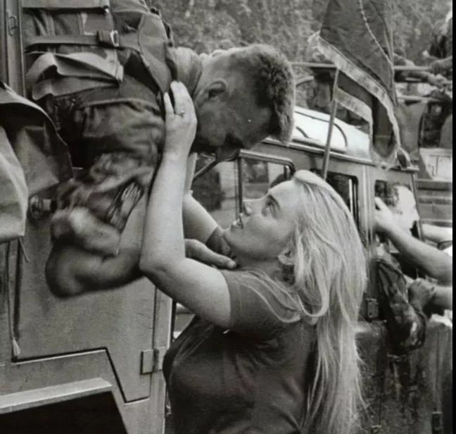 (FOTO-VIDEO) Danas je Valentinovo… bilo je i na današnji dan ’91,’92,’93…Tim povodom evo i najljepše ljubavne fotografije iz Domovinskog rata – povratak “Gromova” iz operacije “Oluja” te susret Marijana i Ire Horvat…