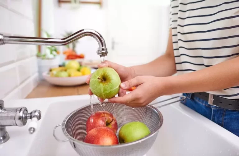 Stručnjaci preporučuju pranje voća i povrća vodom