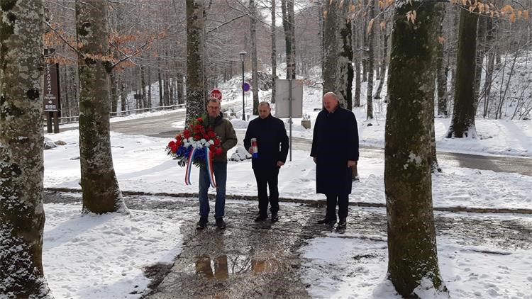 FOTO- VIDEO Ministar hrvatskih branitelja Medved odao počast prvom hrvatskom redarstveniku Josipu Joviću ubijenom na Plitvicama…