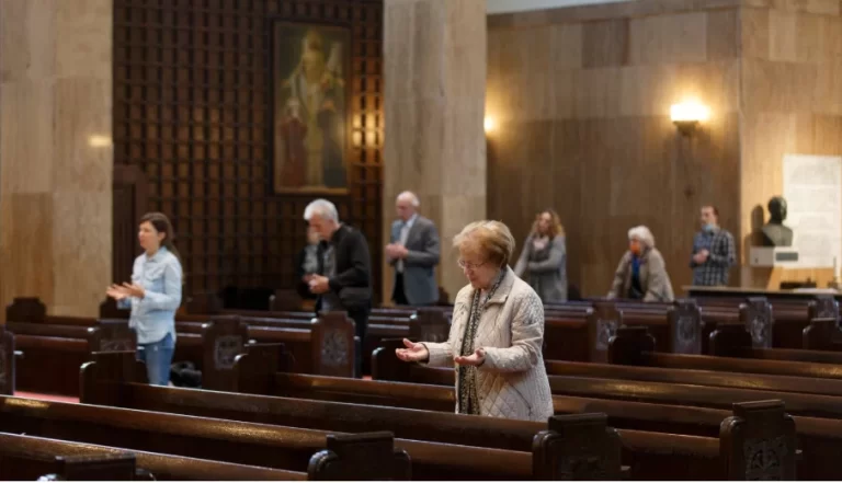 FOTO: Pogledajte kako su slavljene prve mise s narodom diljem Lijepe Naše i svijeta!…