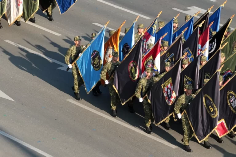 (FOTO-VIDEO)Zoran Milanović je bio Predsjednik Vlade 2015: Na svečanom mimohodu 2015. među zastavama ratnih postrojbi nošena je zastava HOS-a!…Tada to nije smetalo Milanoviću. Zašto mu sad odjednom to smeta?