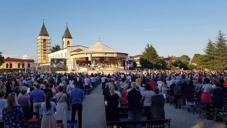 Ovo je Hercegovina. Kad zatvore granice, kad virus bolesti pokušava preuzeti prevlast nad ljudima, vjernici su otvorili srce i zahvatio ih je hodočasnički virus…