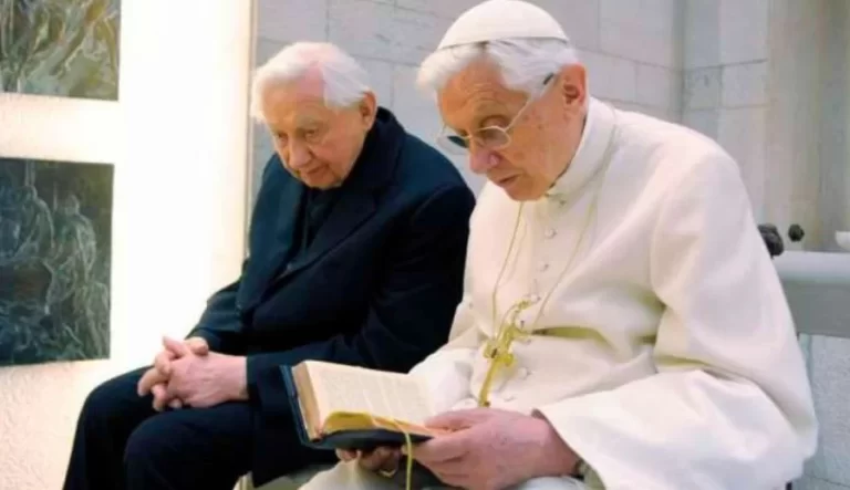 VIDEO  Benedikt XVI. otputovao u Njemačku posjetiti teško bolesnog brata.Uvijek povezani, dvojica braće Ratzinger, dobne razlike od tri godine, zaređeni su za svećenike istog dana