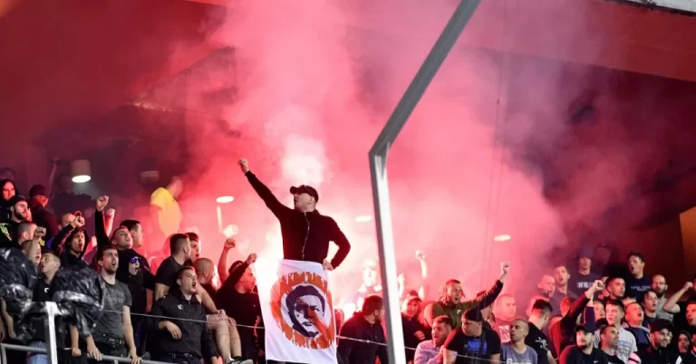 (FOTO) U derbiju 34. kola Prve HNL Hajduk je na stadionu Maksimir pobijedio Dinamo rezultatom 3:2. BBB zasuli teren bakljama i otišli s derbija.