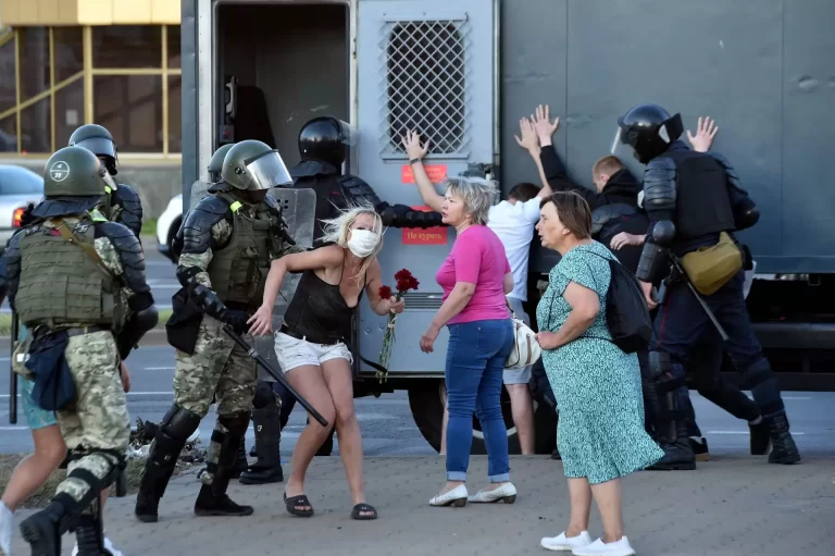 Više od tisuću uhićenih na prosvjedima u Bjelorusiji, među njima i organizatori