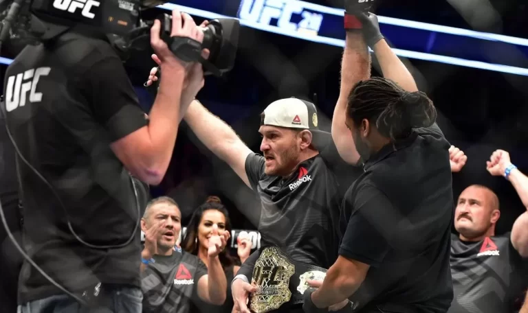 Kakav meč! Miočić, veliki borac Hrvatskih gena pobijedio Cormiera i nakon brutalne bitke obranio naslov UFC prvaka!