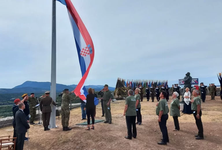 U Kninu je obilježena 25 obljetnica VRA Oluja (VIDEO) JESU LI HRVATSKI BRANITELJI DANAS NA SVOJ DAN STVARNO MARGINALIZIRANI?