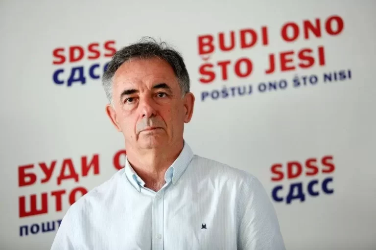 Tko nam to zapravo upravlja Hrvatskom i uvjetuje što Hrvati moraju raditi? Milorad Pupovac? Od kuda mu pravo? Tko mu je izglasao to pravo? Još kaže poštuj ono što nisi!