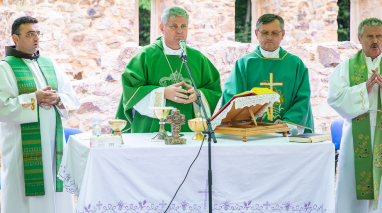 Biskup Košić predslavio misu na ostacima pavlinskog samostana na Petrovoj gori