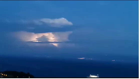 Olujno nevrijeme u Dalmaciji: Kumulonimbus iznad Pelješca bio vidljiv iz Splita