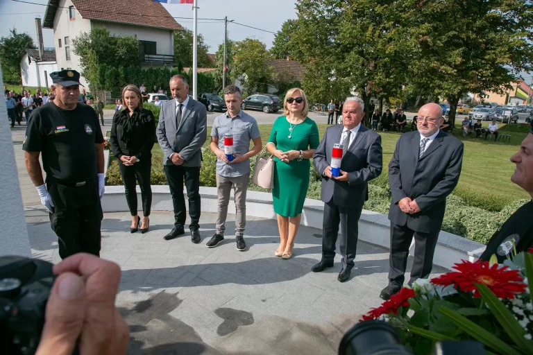 DAN TUGE I PONOSA!U Petrinji održan Dan sjećanja u spomen na 598 braniteljskih i civilnih žrtava Domovinskog rata