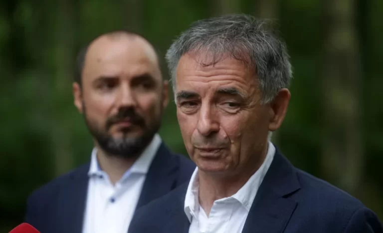 Milorad Pupovac mora dati ostavku na sve funkcije koje obnaša u Saboru i Vladi Republike Hrvatske. Kao saborski zastupnik u drugoj je državi blatio ugled i ime Republike Hrvatske i kao takav ne može više obnašati časnu funkciju zastupnika u Hrvatskom saboru!