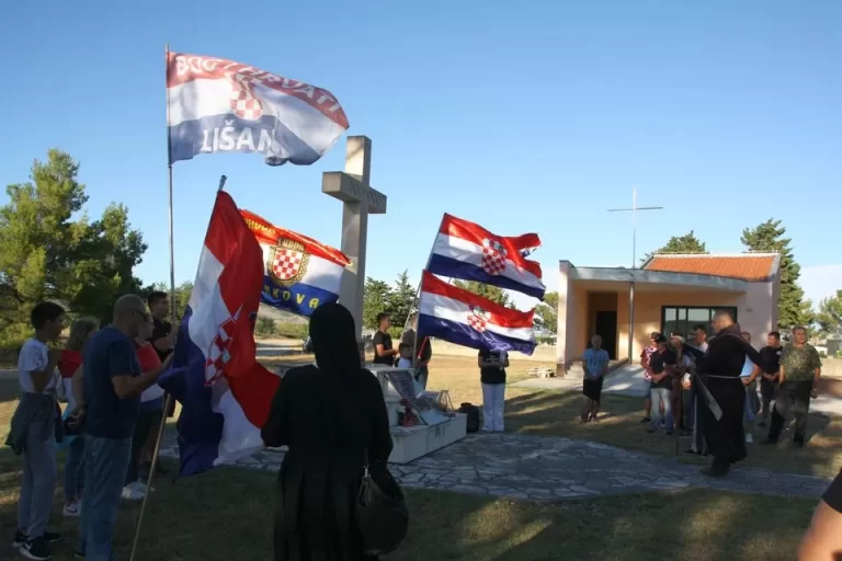 VUKŠIĆ :  POLAGANJE VIJENACA NA SPOMEN 15 ŽRTAVA DOMOVINSKOG RATA